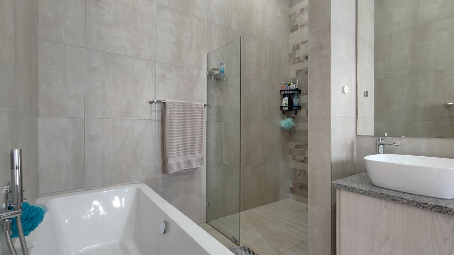 4 Bedroom Property for Sale in Outeniquasbosch Western Cape